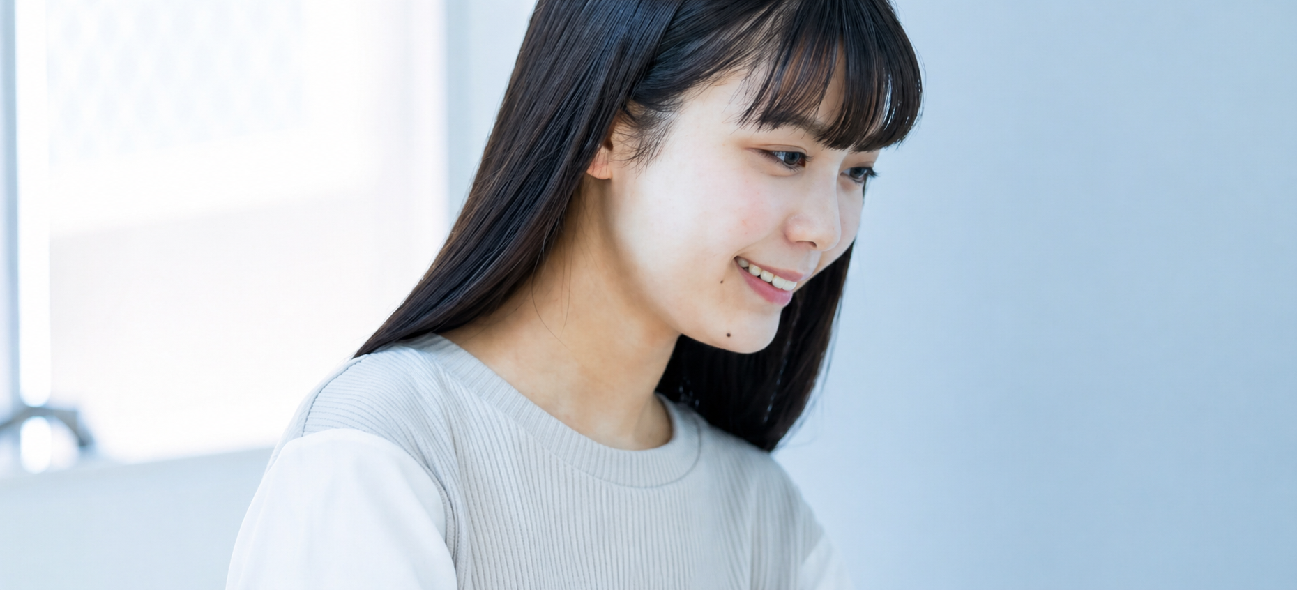 笑顔で学習に取り組む中学生